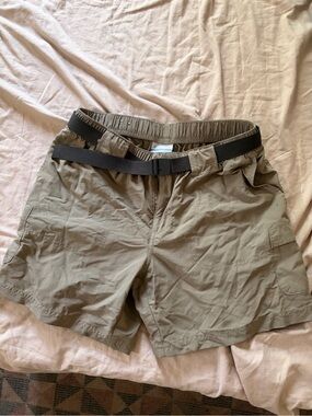 Columbia Women’s Khaki Hybrid Shorts with Black Webbing Belt